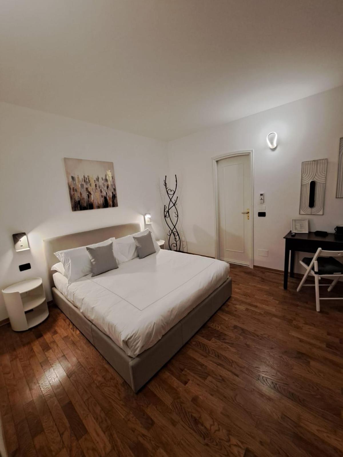 Palazzo Cusani Charming Rooms Vercelli Exterior foto
